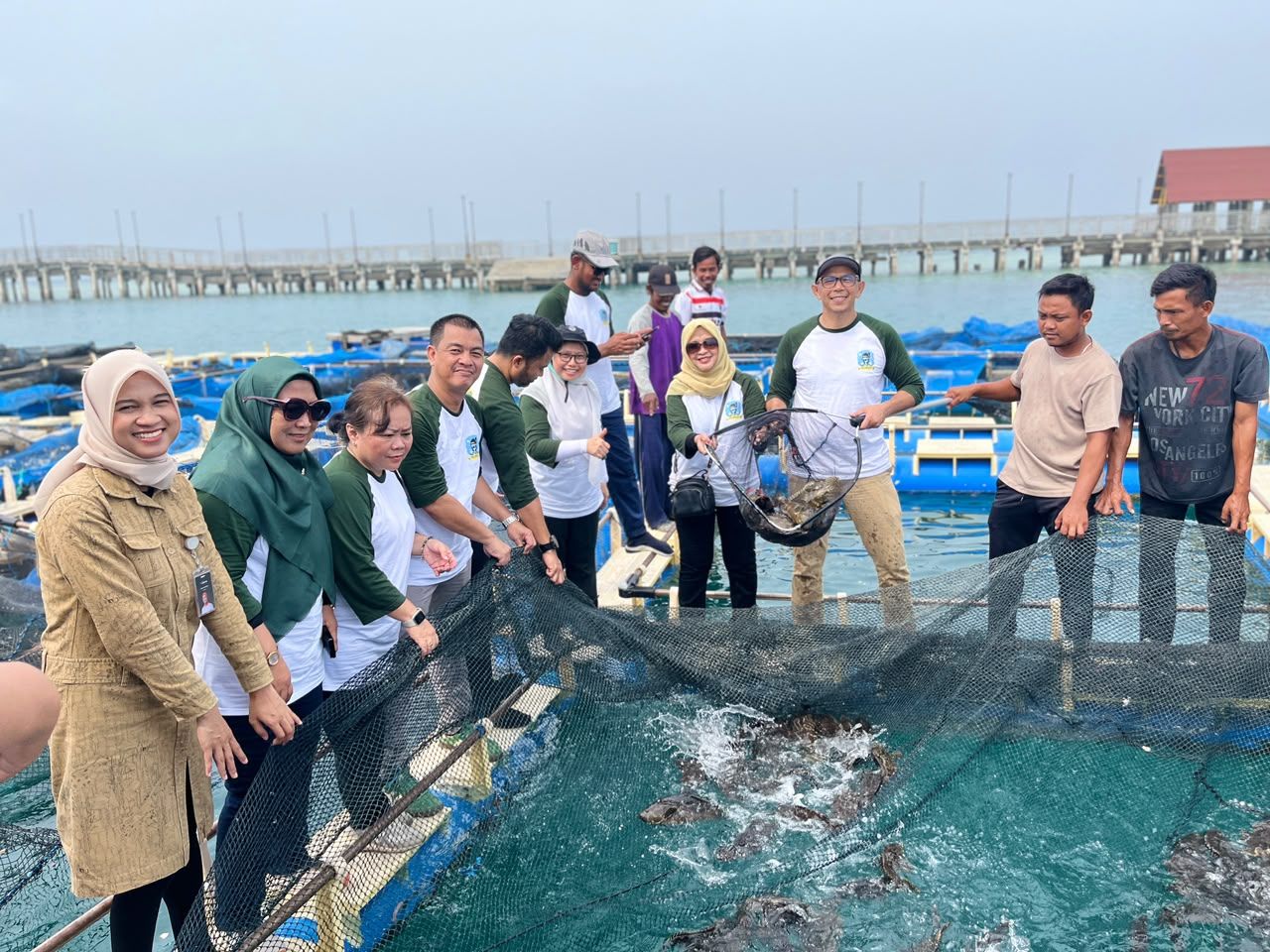 kepala-dinas-kpkp-dki-jakarta-kunjungi-pulau-tidung-besar-serahkan-bantuan-benih-ikan
